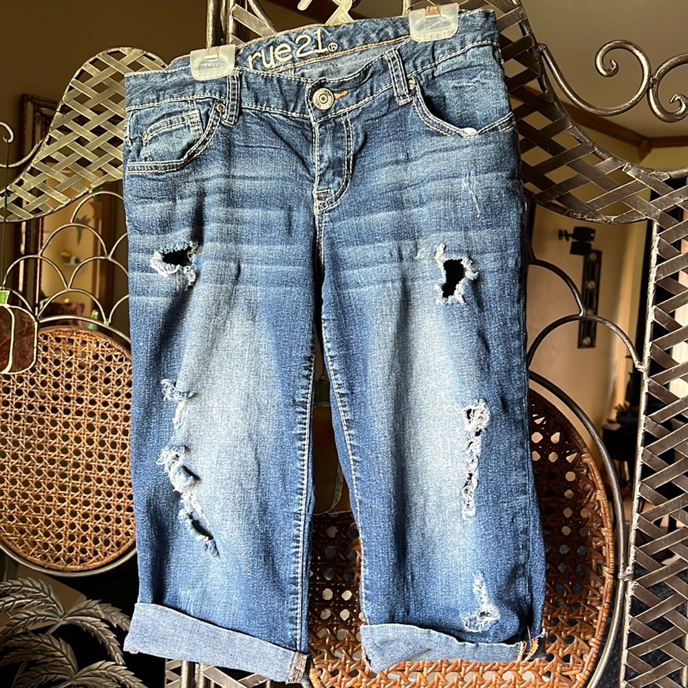 Rue 21 distressed curvy cropped shorts